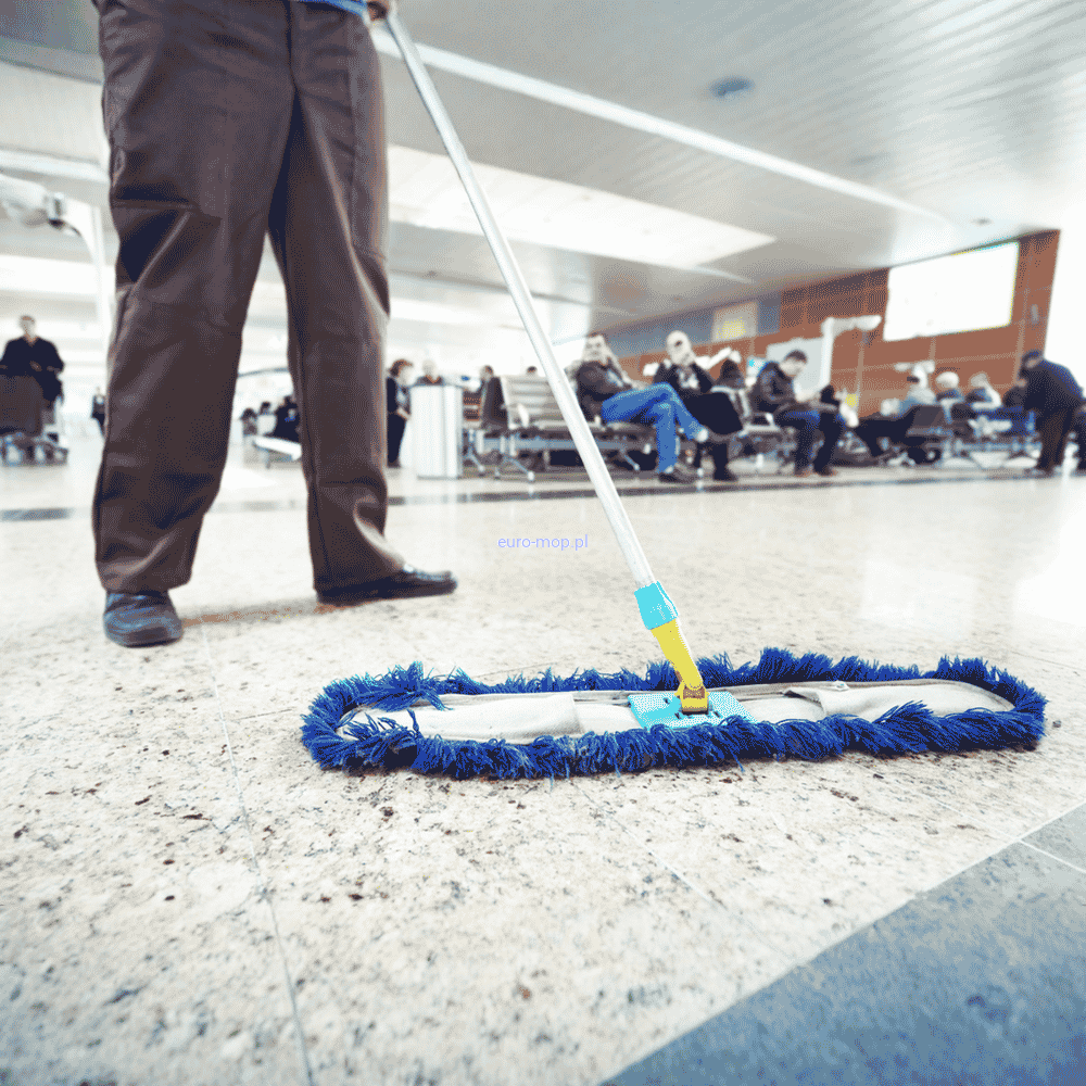 Zamiatanie mopem akrylowym korytarza — mop TTS Dust 100 cm w akcji