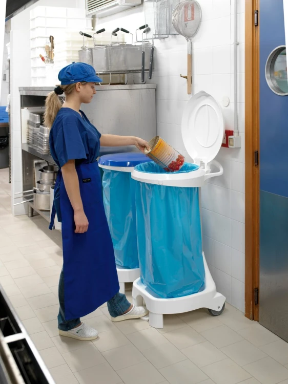 Kosz na śmieci TTS Smile 120L z pokrywą otwieraną pedałem W-20 – aranżacja